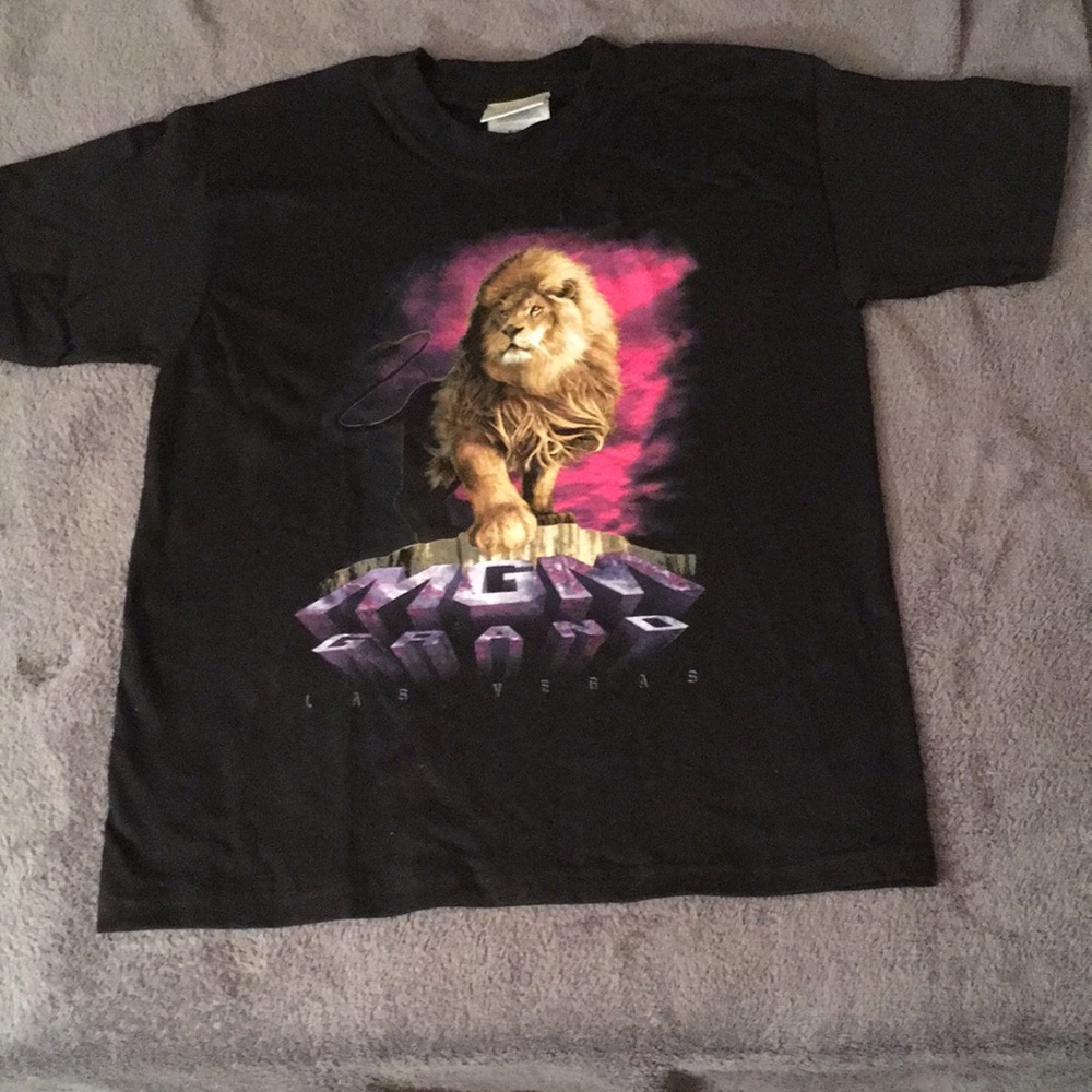 NEVER WORN MGM GRAND LAS VEGAS TSHIRT BOY OR GIRL